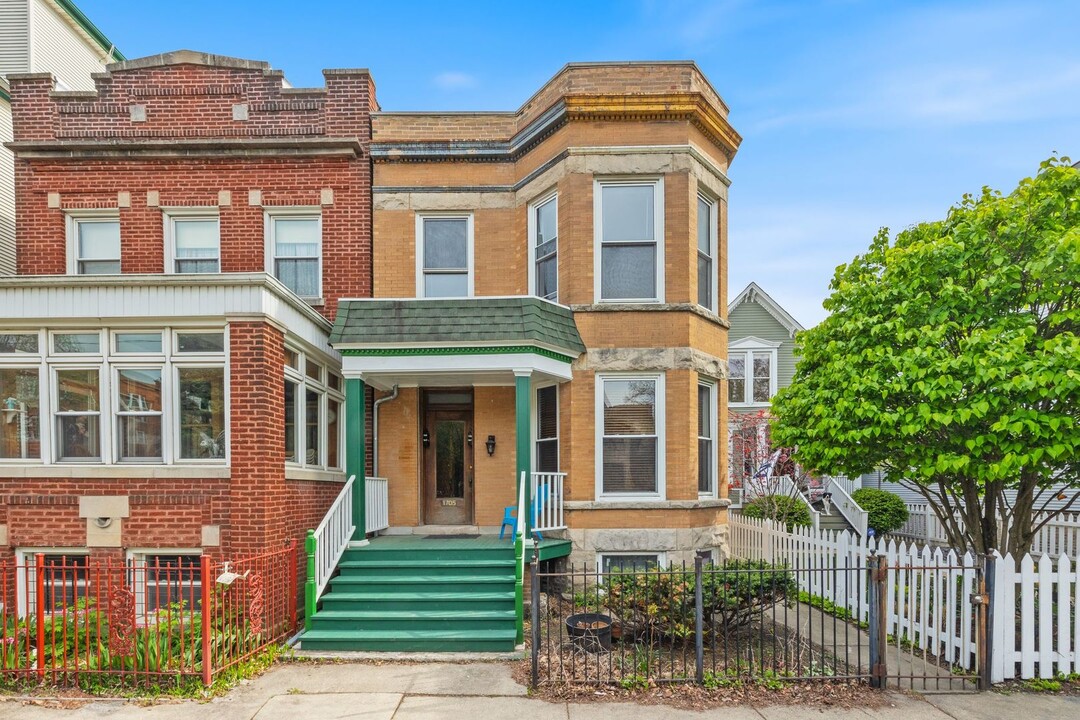 1705 W Henderson St in Chicago, IL - Building Photo