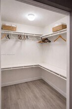 234 NE 3rd St, Unit 504 in Miami, FL - Foto de edificio - Building Photo