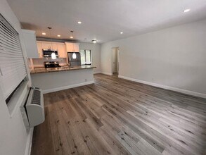 3201 Aviation Avenue in Coconut Grove, FL - Building Photo - Interior Photo