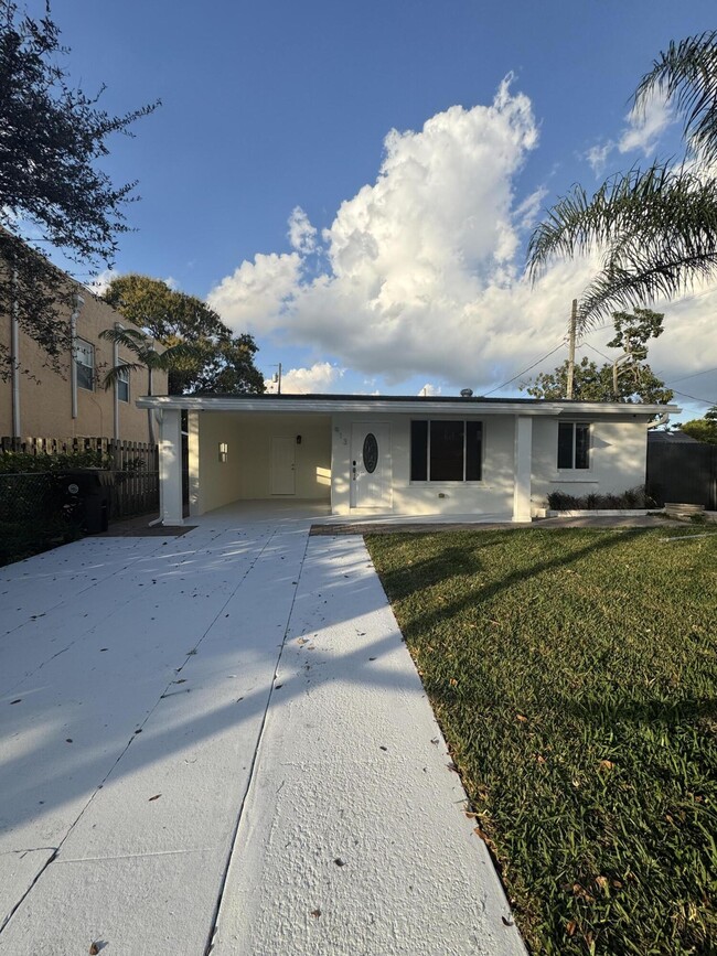 913 Avon Rd in West Palm Beach, FL - Building Photo - Building Photo