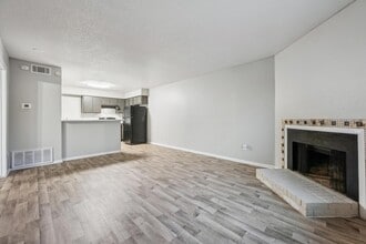 Villas de la Plaza in Austin, TX - Foto de edificio - Building Photo