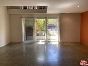 2400 Corinth Ave-Unit -8 in Los Angeles, CA - Foto de edificio - Building Photo
