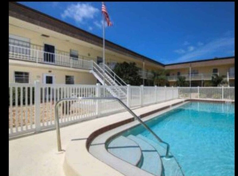 409 Manatee Ct in Venice, FL - Building Photo