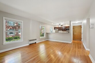 826 E Henry Clay St in Whitefish Bay, WI - Building Photo - Building Photo