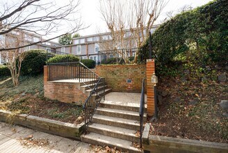 5900 Patterson Ave in Richmond, VA - Building Photo - Building Photo