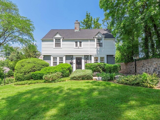 property at 221 Manhasset Ave