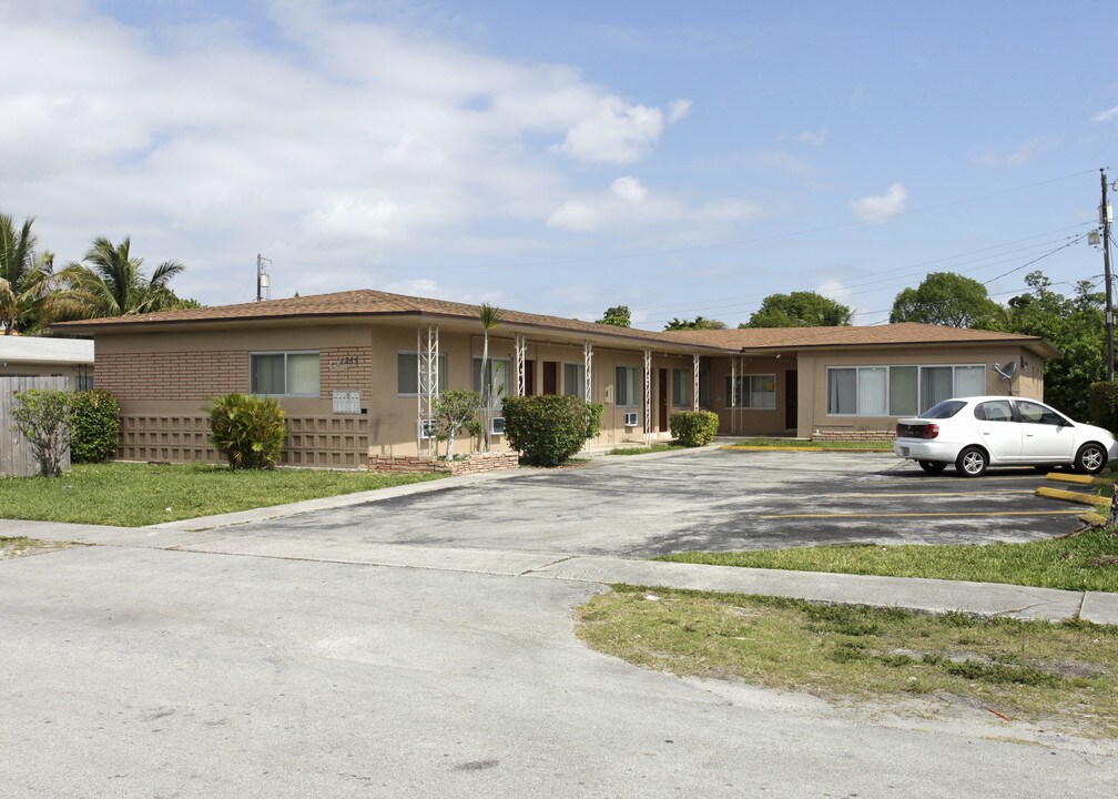 1265 NE 136th Ter in North Miami, FL - Building Photo