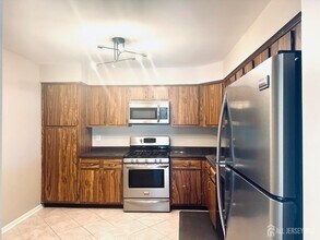 256 Willowbrook Dr in North Brunswick, NJ - Building Photo - Building Photo