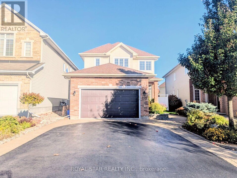 104 Bridgestone Dr in Ottawa, ON - Building Photo
