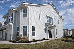 381 Creekview Rd in Hendersonville, NC - Building Photo