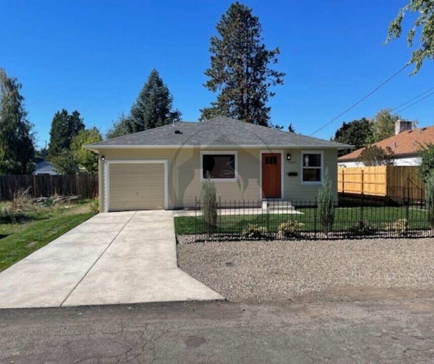 1947 Yew St SE in Salem, OR - Building Photo