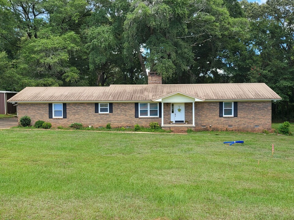 2500 Neal Metcalf Rd in Enterprise, AL - Foto de edificio