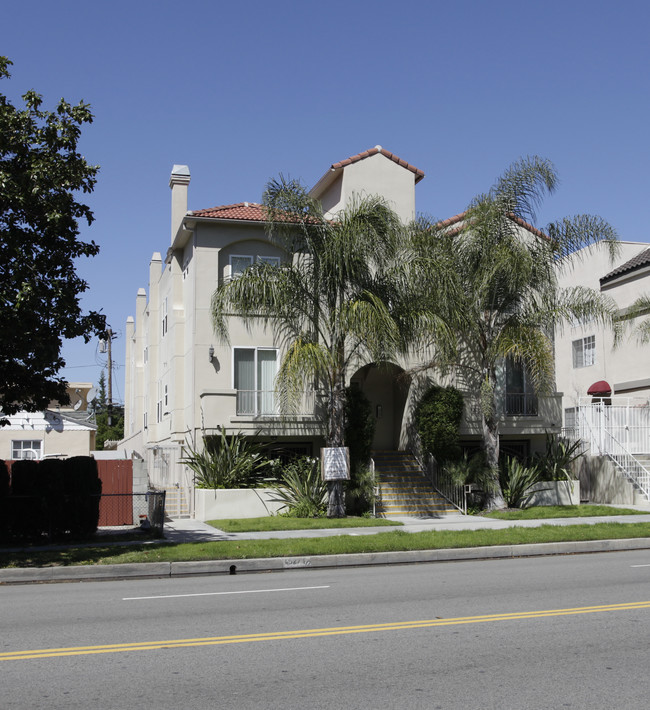 4525 Coldwater Canyon Ave in Studio City, CA - Foto de edificio - Building Photo