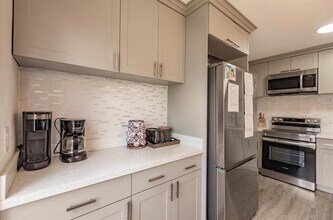 422 Phippen Waiters Rd in Dania Beach, FL - Foto de edificio - Building Photo
