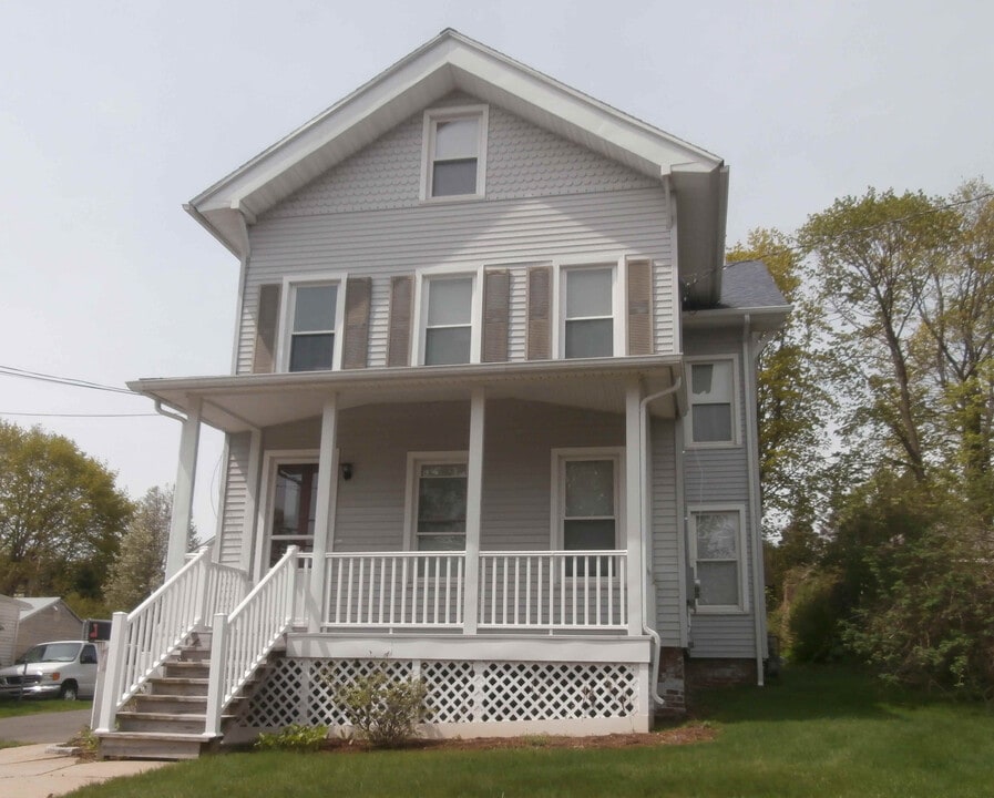 74 Hopson Ave, Unit second floor in Branford, CT - Building Photo