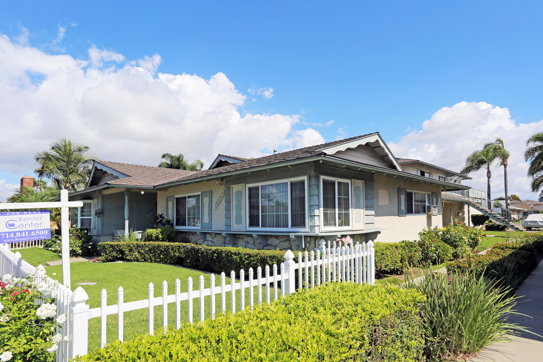 16652 Goldenwest St in Huntington Beach, CA - Building Photo