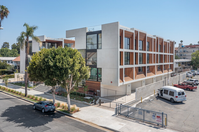 610 S Vanness Ave in Los Angeles, CA - Foto de edificio - Building Photo