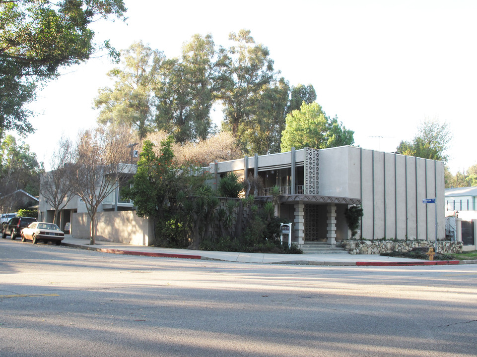 Country Club Apartments in Woodland Hills, CA - Building Photo