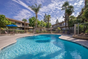 400 S Sunkist St in Anaheim, CA - Building Photo