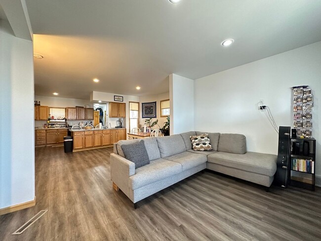 property at 113 E 5th St