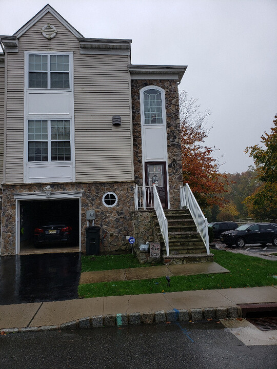 39 Russell Ct in Matawan, NJ - Foto de edificio