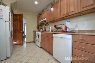 27 S Crescent Circuit, Unit B in Boston, MA - Building Photo