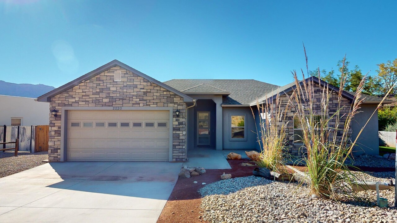 2220 Rio Verde in Moab, UT - Foto de edificio