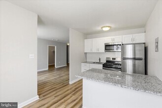 1200 S Arlington Ridge Rd in Arlington, VA - Building Photo - Building Photo