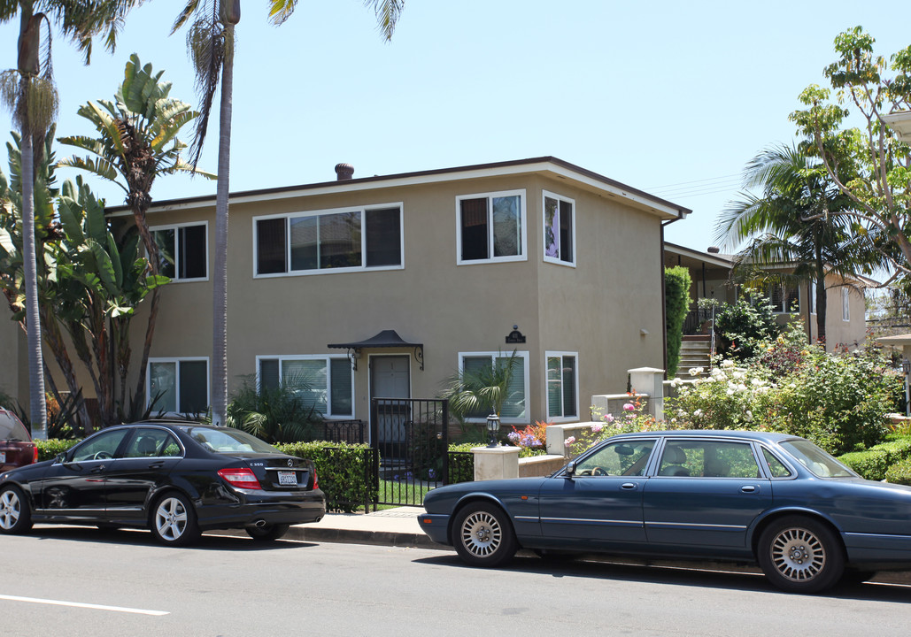 411 Cypress Dr in Laguna Beach, CA - Foto de edificio