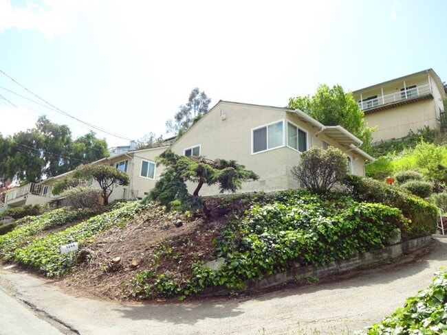 1944 Howe Dr in San Leandro, CA - Building Photo - Building Photo