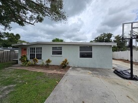 3731 Papai Dr in Sarasota, FL - Building Photo