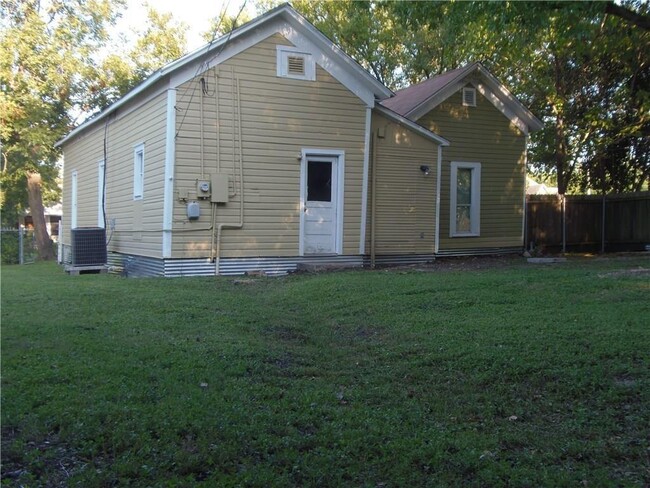 1001 Washburn St in Taylor, TX - Building Photo - Building Photo