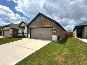 9342 Crestway Rd in Converse, TX - Building Photo - Building Photo