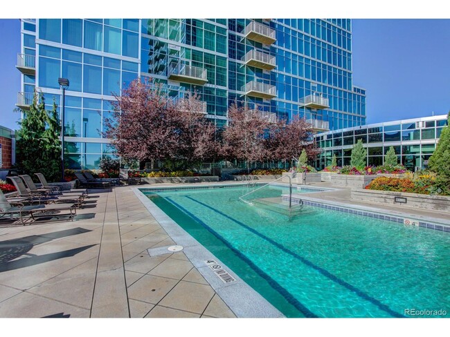 1700 Bassett St, Unit 1110 in Denver, CO - Foto de edificio - Building Photo