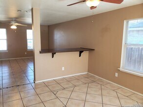 10622 Shaencrest, Unit 0506 in San Antonio, TX - Building Photo - Building Photo