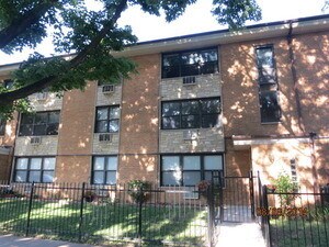 1600 W Jarvis Ave-Unit -1D in Chicago, IL - Building Photo