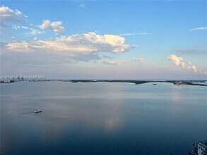1200 Brickell Bay Dr in Miami, FL - Foto de edificio - Building Photo