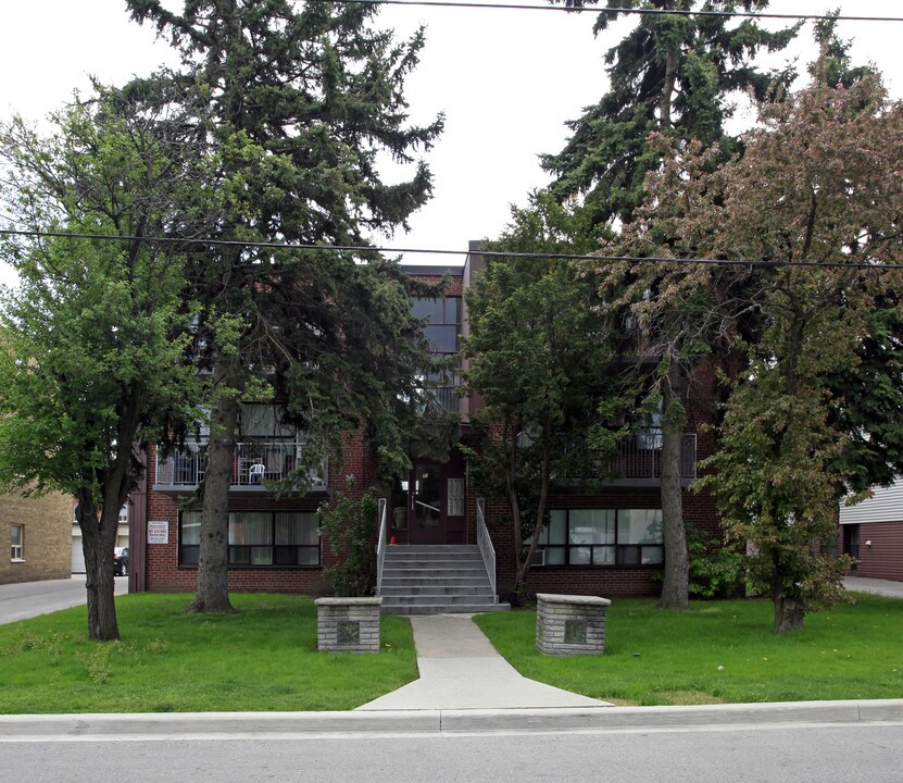 33 Meadowbrook Rd in Toronto, ON - Building Photo