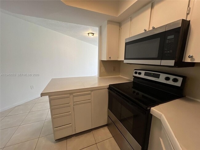 8353 Lake Dr, Unit 405 in Doral, FL - Building Photo - Building Photo