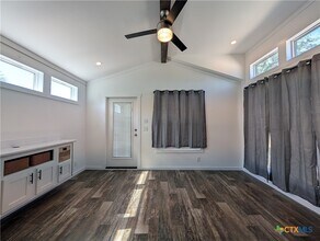 120 Water Hole Ln in New Braunfels, TX - Building Photo - Building Photo