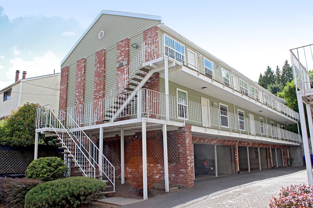 3805-3805 SE Cesar Estrada Chavez Blvd in Portland, OR - Building Photo