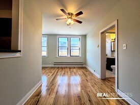 818 W Diversey Pkwy in Chicago, IL - Building Photo