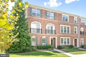 43728 Gold Hill Square in Leesburg, VA - Building Photo - Building Photo