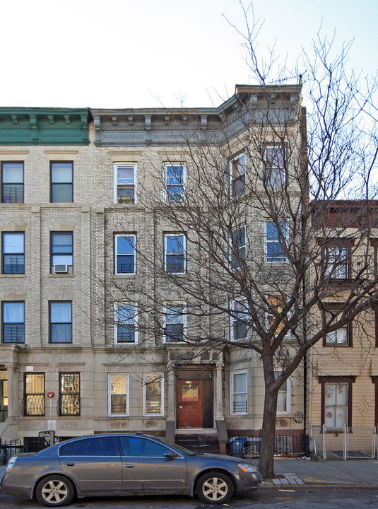 276 Marion St in Brooklyn, NY - Building Photo