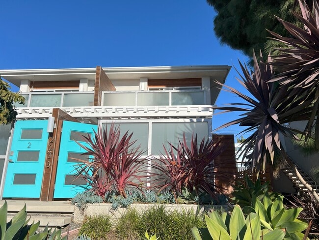 2233 Manchester Ave, Unit 1 in Encinitas, CA - Foto de edificio - Building Photo