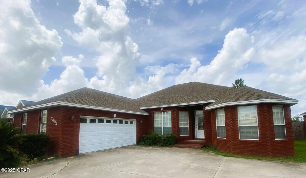 3402 Hillcrest Dr in Panama City, FL - Foto de edificio