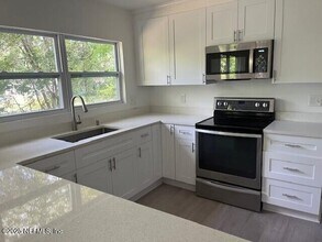 2325 Westover Dr in Palatka, FL - Foto de edificio - Building Photo