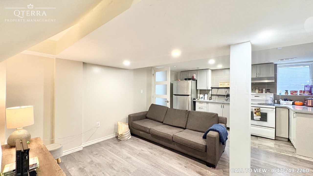 600 Bradley Dr in Whitby, ON - Building Photo