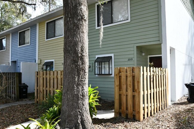 2219 SW 39th Way in Gainesville, FL - Foto de edificio - Building Photo