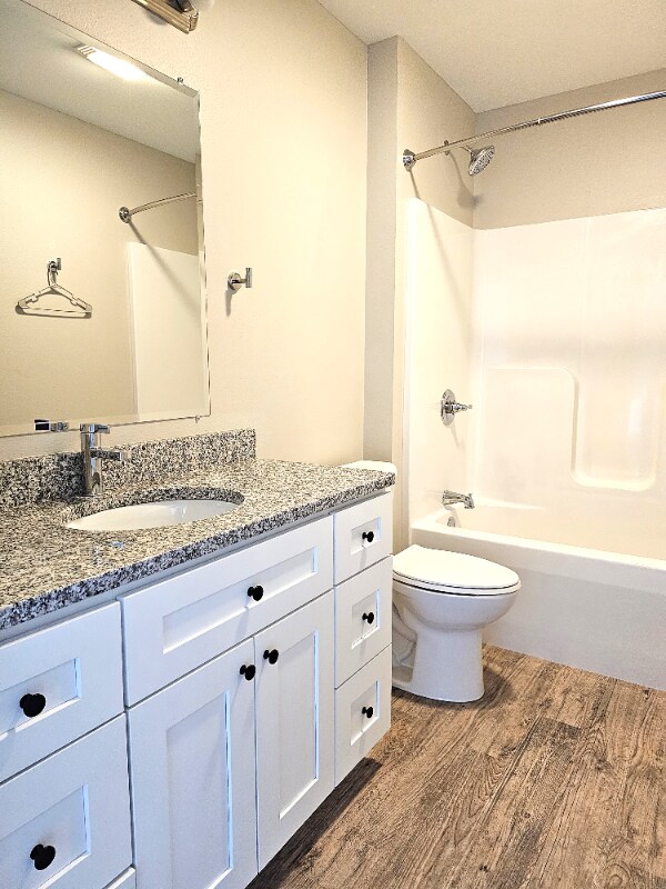 7069 Crosvik Ct, Unit Apt 12 in Peosta, IA - Building Photo - Building Photo